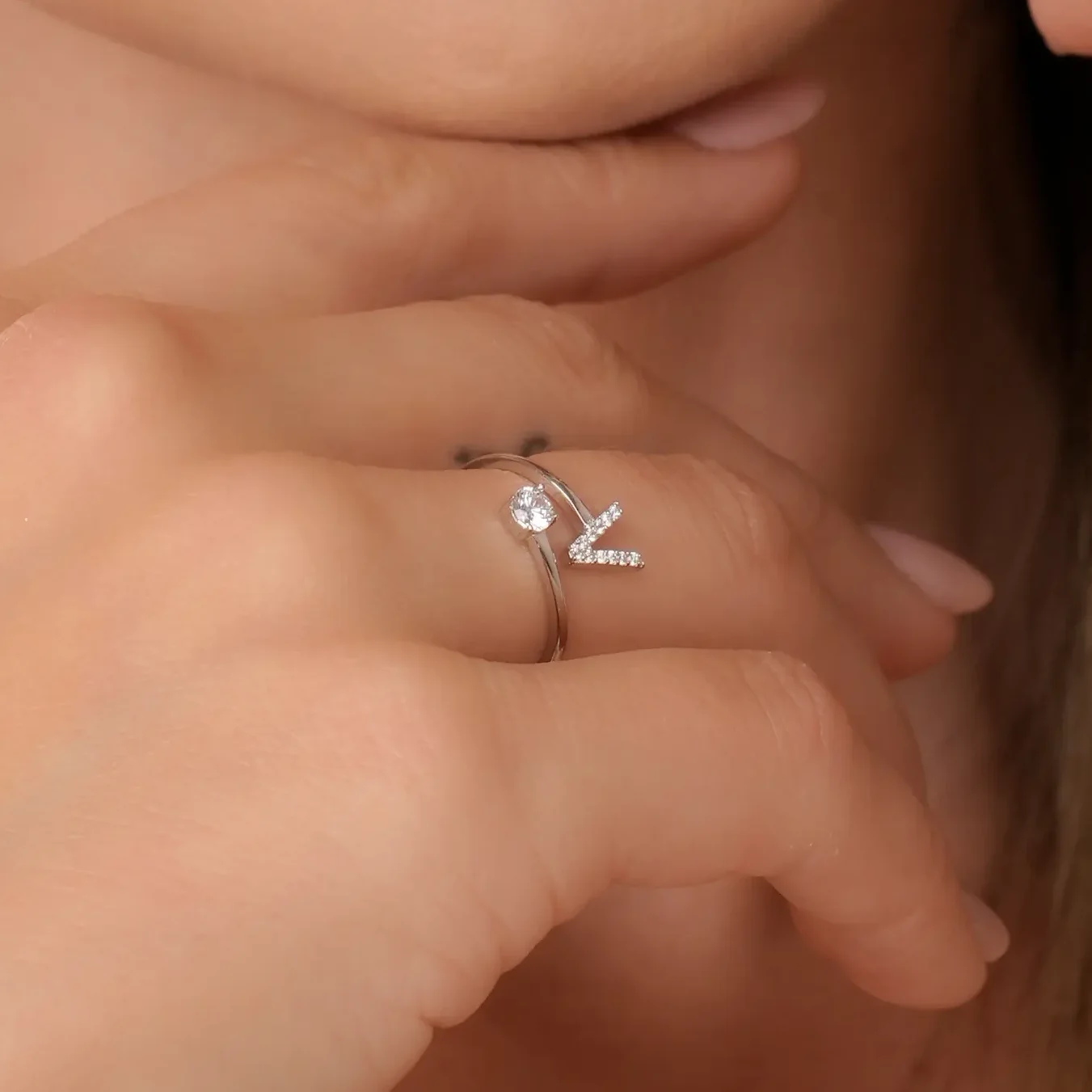 Anillo Letra V Crystal - S-10034 - Foto 1
